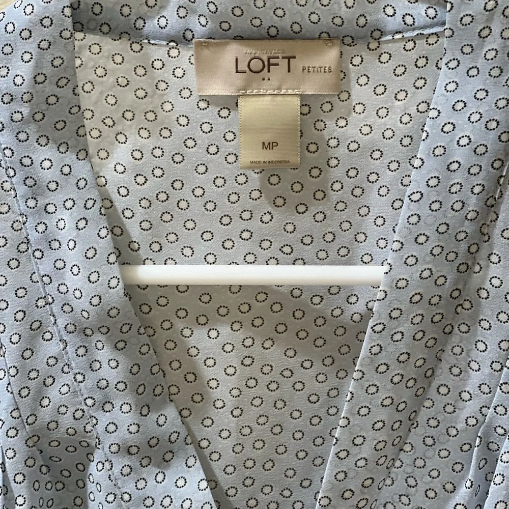LOFT Sleeveless Blue Patterned Women's Top Medium Petite - Picture 2 of 3